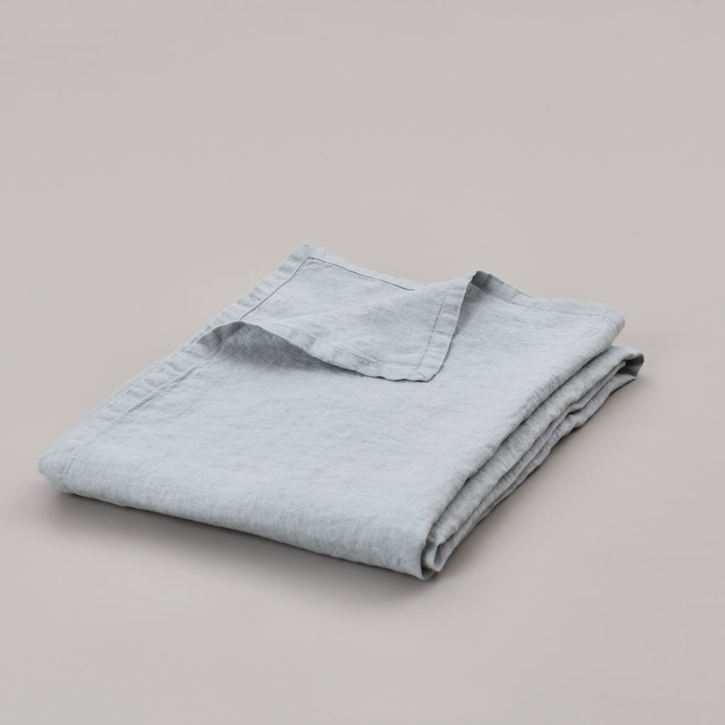 Leinen-Tischdecke grau von LEINEREI - Premium Leinen, made in Europe aus 100% gewaschenem Leinen. Weiches Leinen für maximalen Komfort. Hochwertig und nachhaltig produziert.
