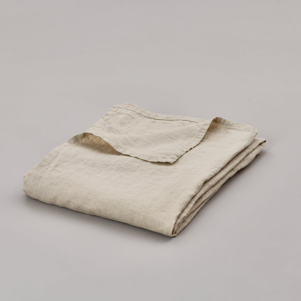 Leinen-Tischdecke beige von LEINEREI - Premium Leinen, made in Europe. 100% gewaschenes Leinen mit Soft-Touch Finish.
