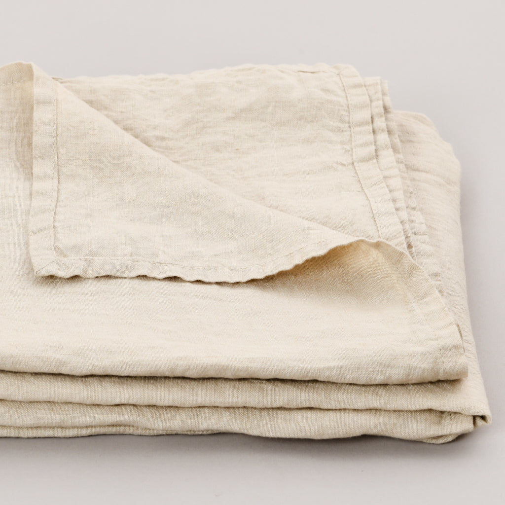Leinen-Tischdecke beige von LEINEREI - Premium Leinen, made in Europe. 100% gewaschenes Leinen mit Soft-Touch Finish.