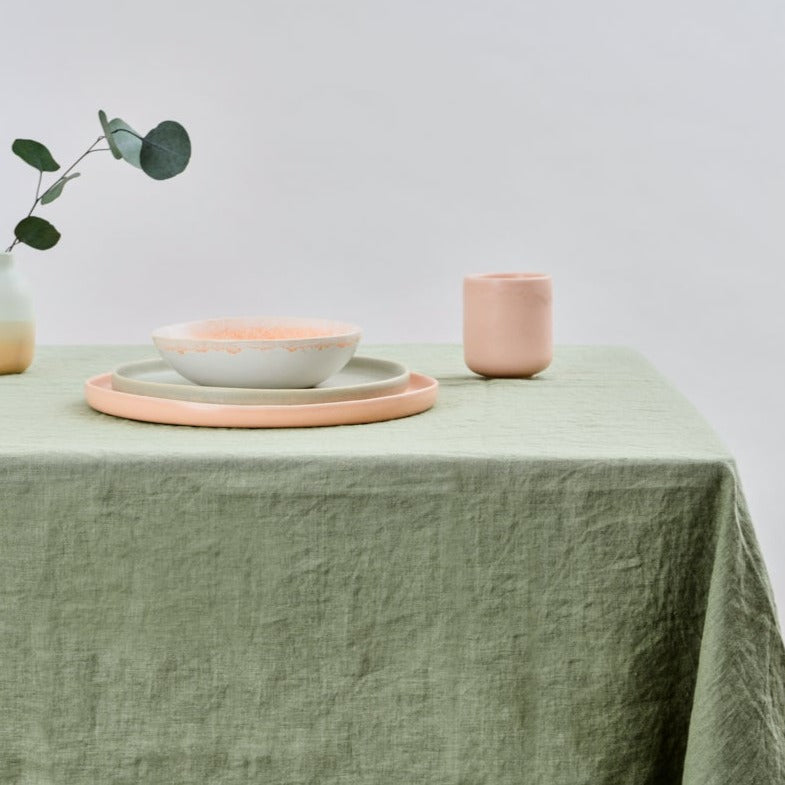 Leinen-Tischdecke grün von LEINEREI - Premium Leinen, made in Europe aus 100% gewaschenem Leinen. Weiches Leinen für maximalen Komfort. Hochwertig und nachhaltig produziert.