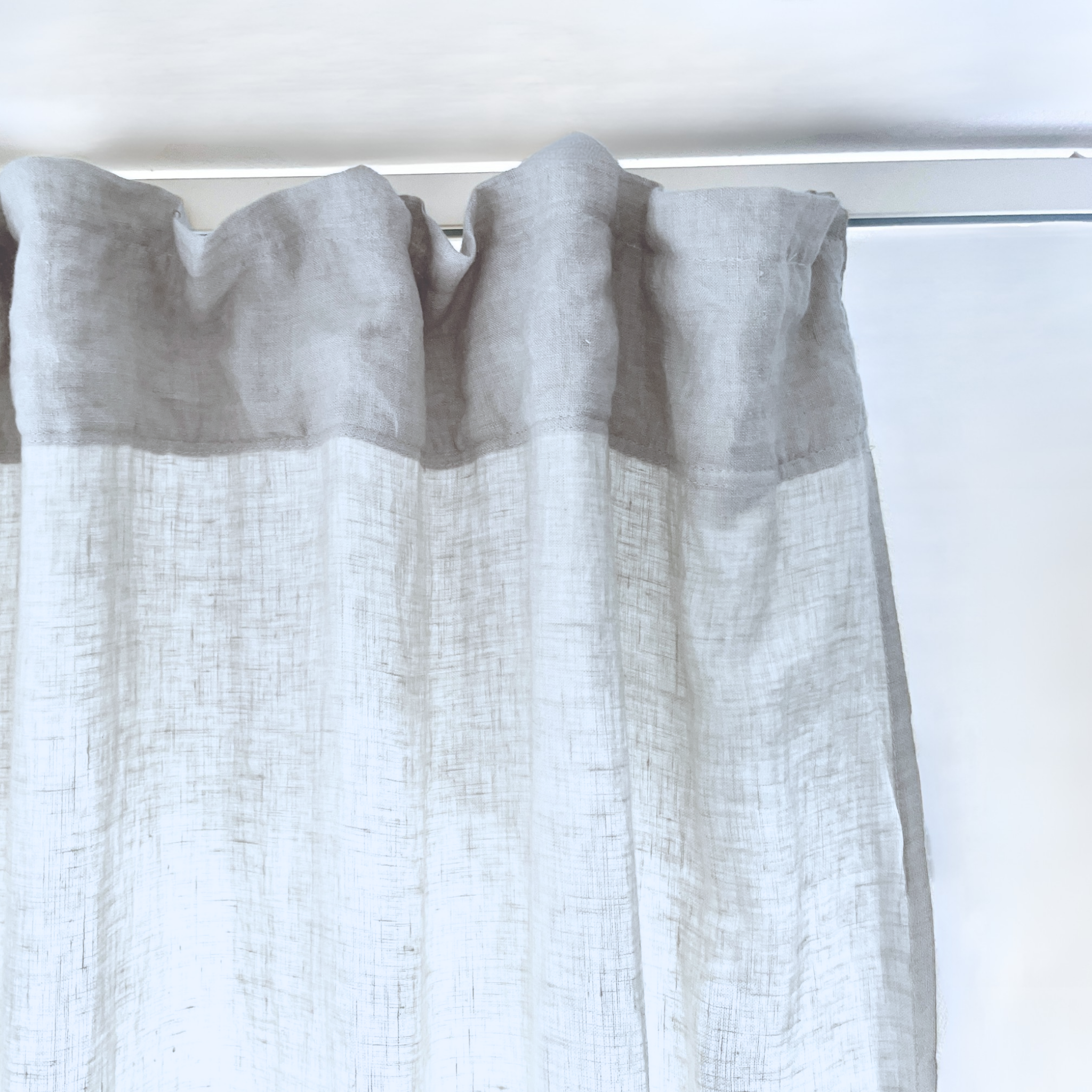 Leinen-Vorhang grau von LEINEREI - Premium Leinen, made in Europe aus 100% gewaschenem Leinen. Weiches Leinen für maximalen Komfort. Hochwertig und nachhaltig produziert.
