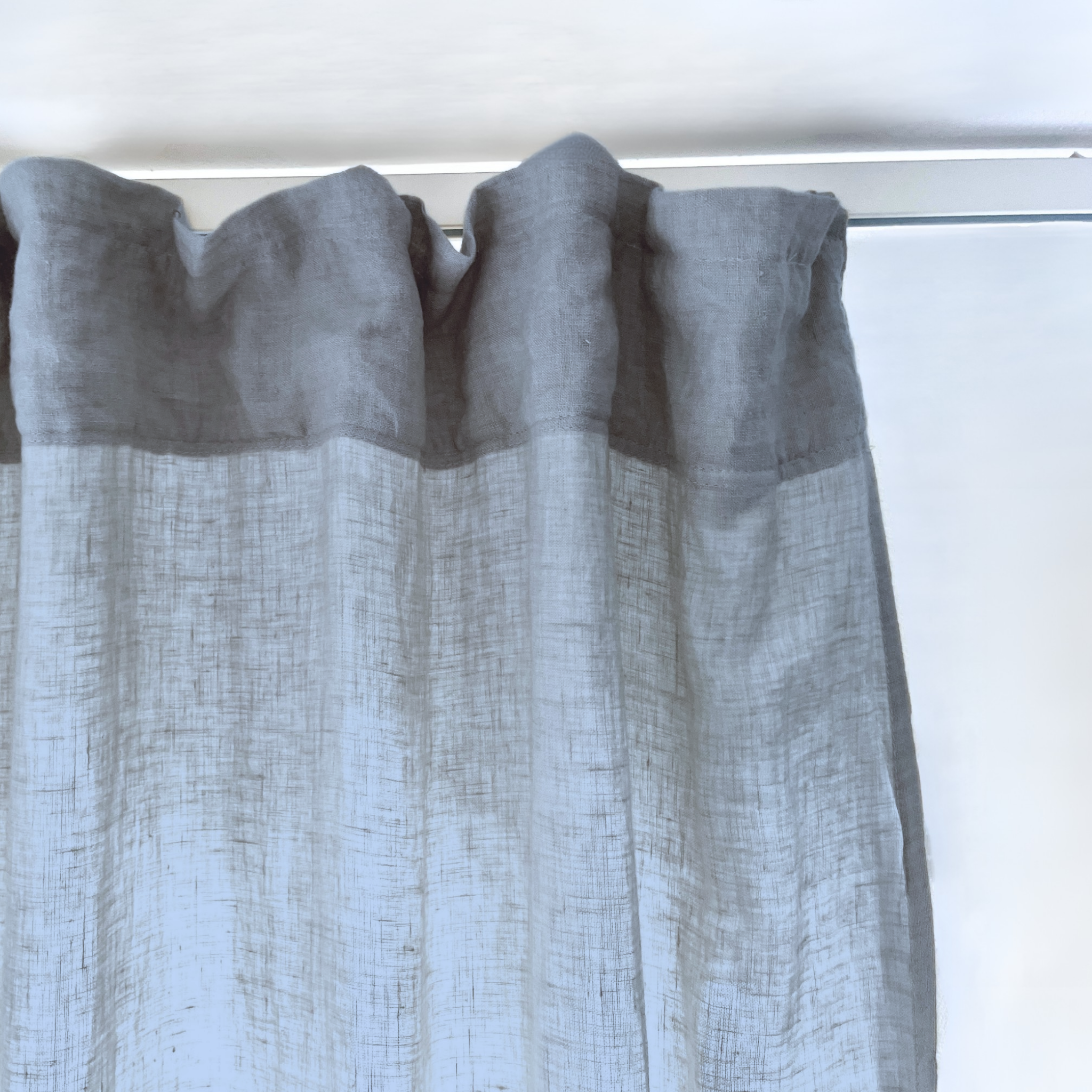 Leinen-Vorhang blau von LEINEREI - Premium Leinen, made in Europe aus 100% gewaschenem Leinen. Weiches Leinen für maximalen Komfort. Hochwertig und nachhaltig produziert.