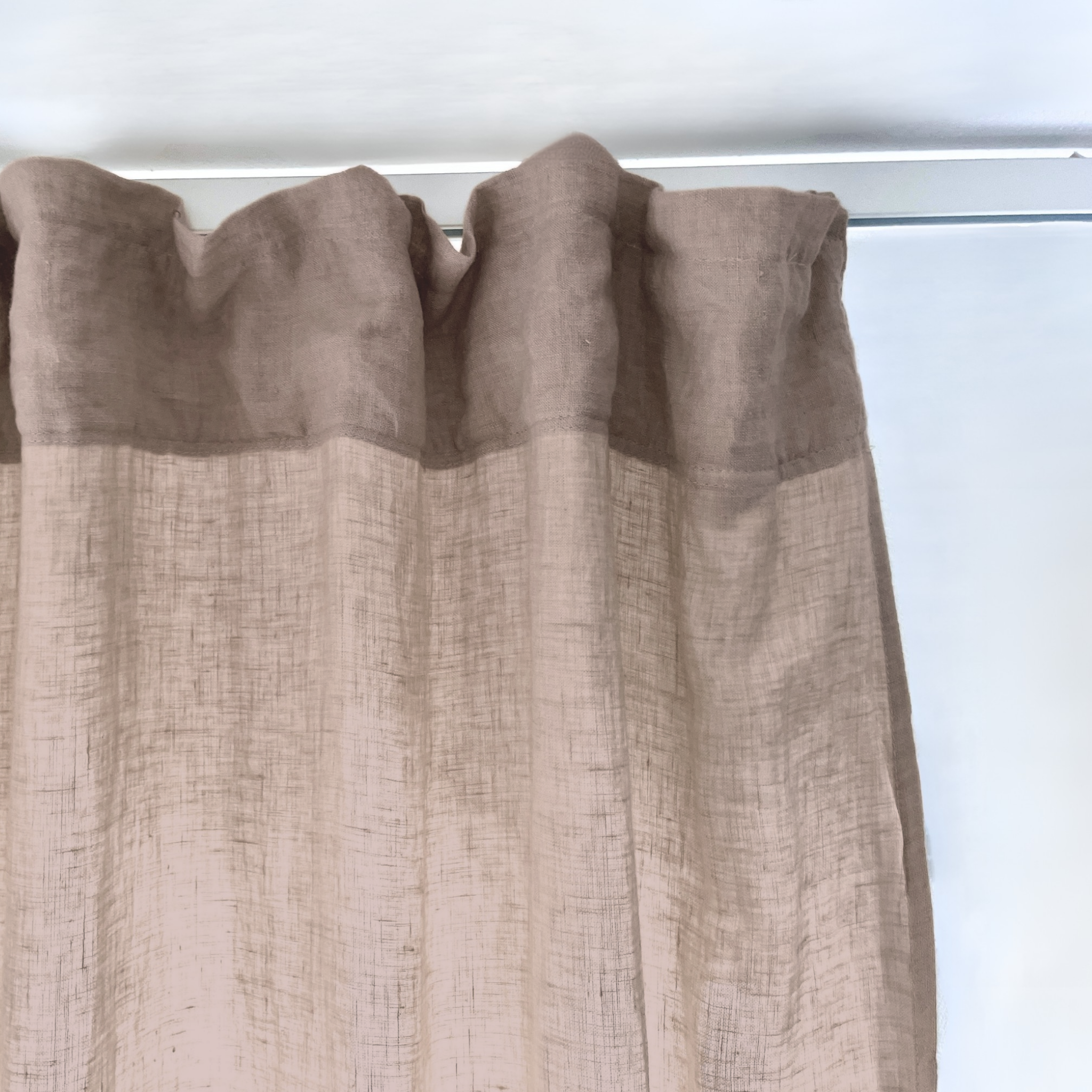 Leinen-Vorhang taupe von LEINEREI - Premium Leinen, made in Europe aus 100% gewaschenem Leinen. Weiches Leinen für maximalen Komfort. Hochwertig und nachhaltig produziert.