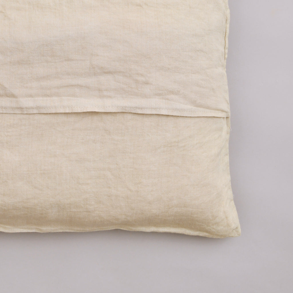 Leinen-Sofakissen beige von LEINEREI - Premium Leinen, made in Europe. 100% gewaschenes Leinen mit Soft-Touch Finish.