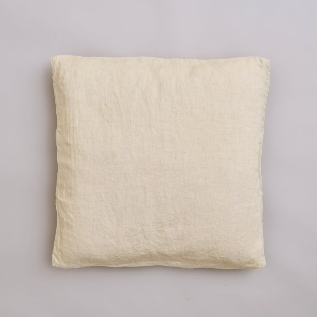 Leinen-Sofakissen beige von LEINEREI - Premium Leinen, made in Europe. 100% gewaschenes Leinen mit Soft-Touch Finish.